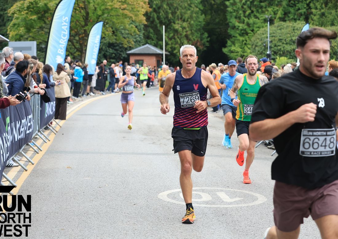 Ian Martin racing the Barclays Knutsford 10K in a Vale of York vest